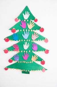 Arbol de Navidad de papel con esferas de manos hecha por los niños de la institución